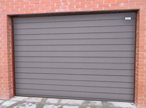 Секционные гаражные ворота Алютех серии Trend 2375x5875 мм